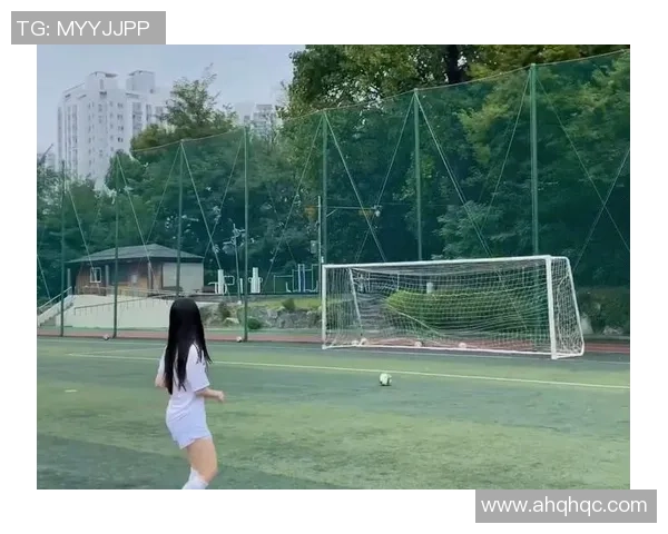 足球场上的魅力与激情采访美女记者与足球明星的精彩瞬间