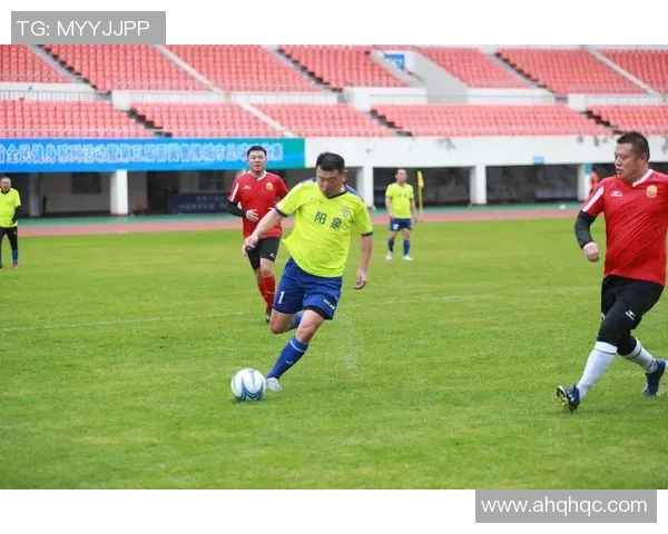 足球明星穿着黄色鞋子展现独特风格与个性魅力引发球迷热议