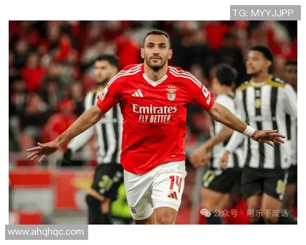 足球明星脖部特写展现运动魅力与个性风采的精彩瞬间